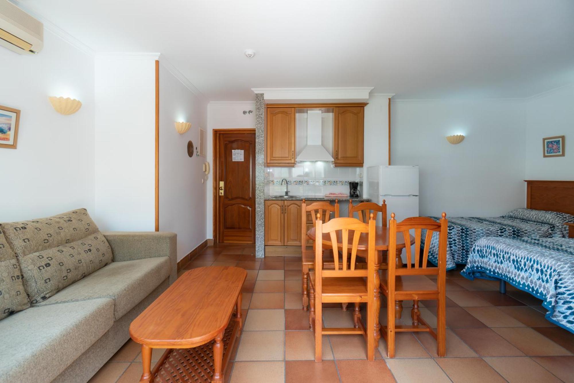 Apartamentos Leonor Carihuela Torremolinos Szoba fotó