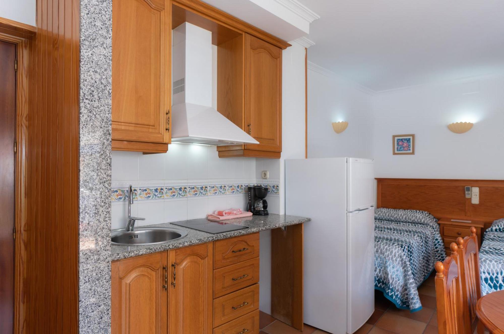 Apartamentos Leonor Carihuela Torremolinos Szoba fotó